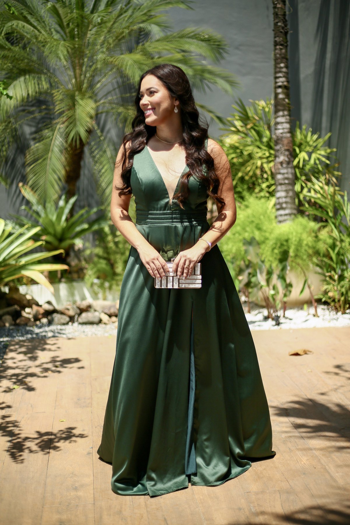 Vestido elegante em cabide no ateliê